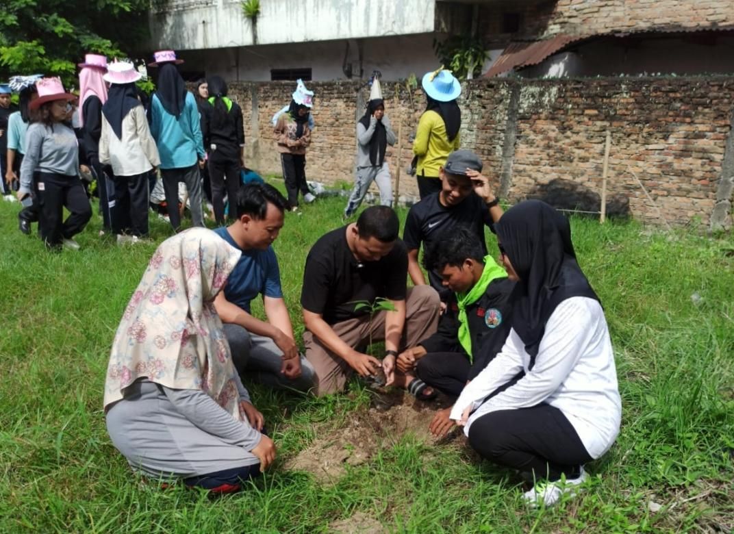 STMIK Triguna Darma Sambut Mahasiswa Baru dengan Menanam Pohon