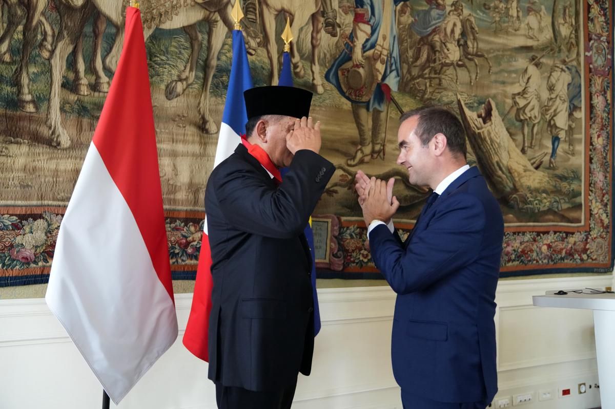 Sjafrie Sjamsoeddin Terima Tanda Jasa Kehormatan dari Menhan Prancis