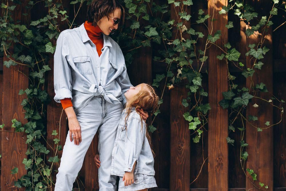 5 Rekomendasi OOTD Mama untuk Antar Jemput Sekolah Anak, Stylish!