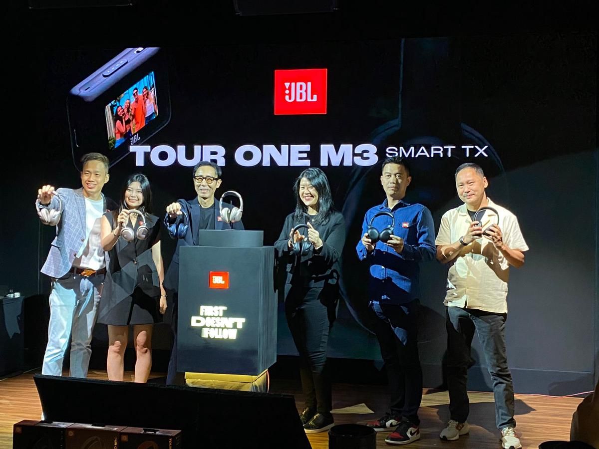 JBL Tour One M3 dengan Transmitter Smart TX Resmi Rilis di Indonesia