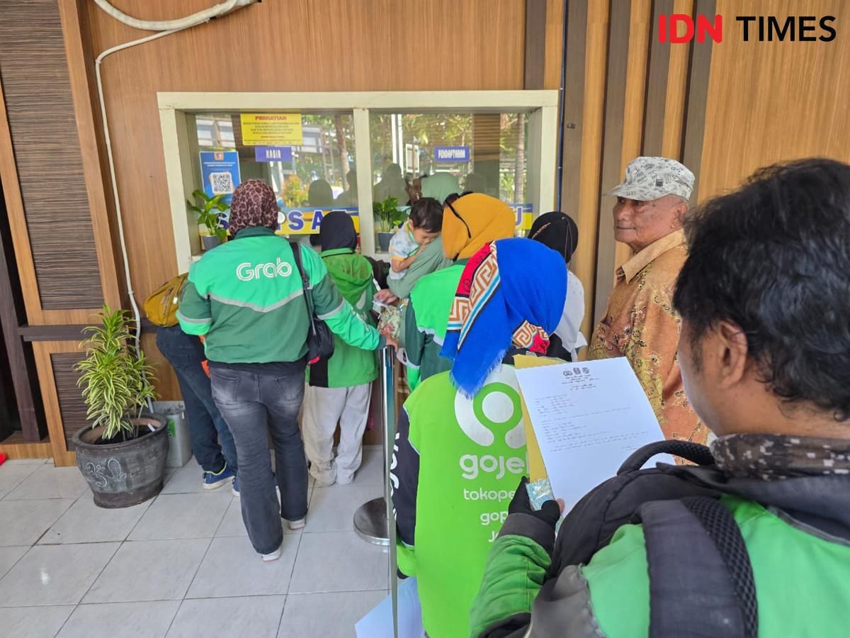 Buru Program Pemutihan, Antrean Ojol Mengular di Samsat Surabaya