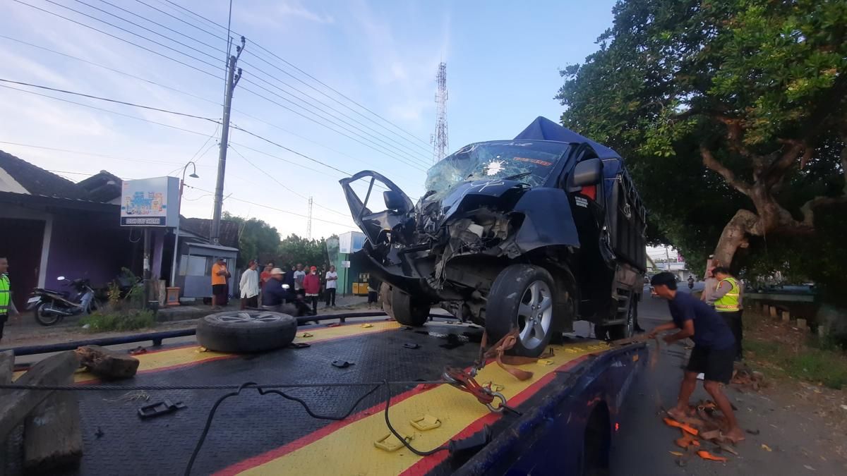 Grand Max Tabrak Pohon di Magetan, Satu Tewas, Satu Luka Berat
