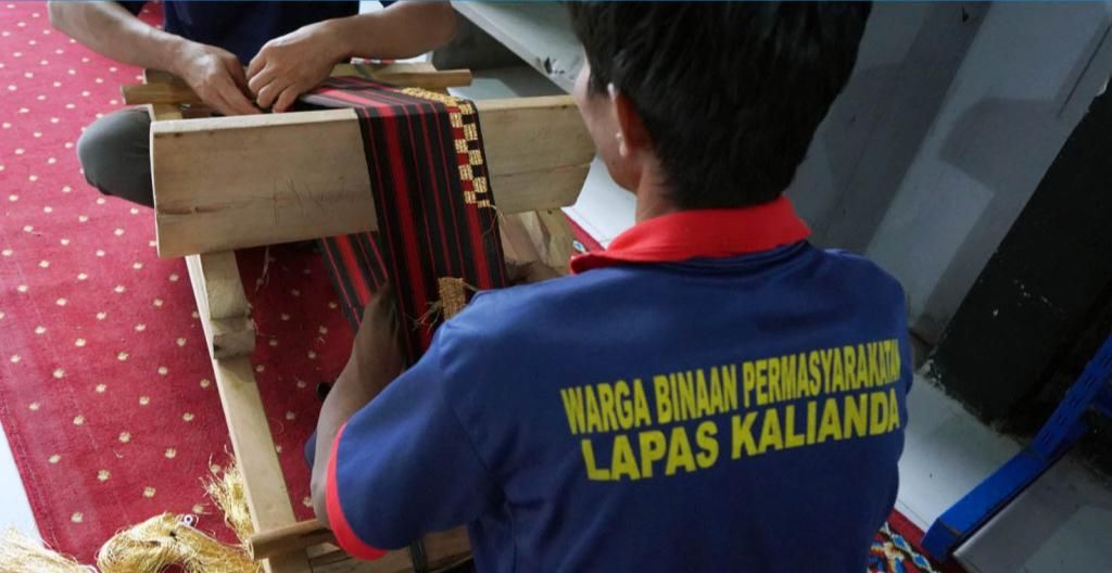 Dekranasda Latih Warga Binaan Kalianda Menyulam Tapis