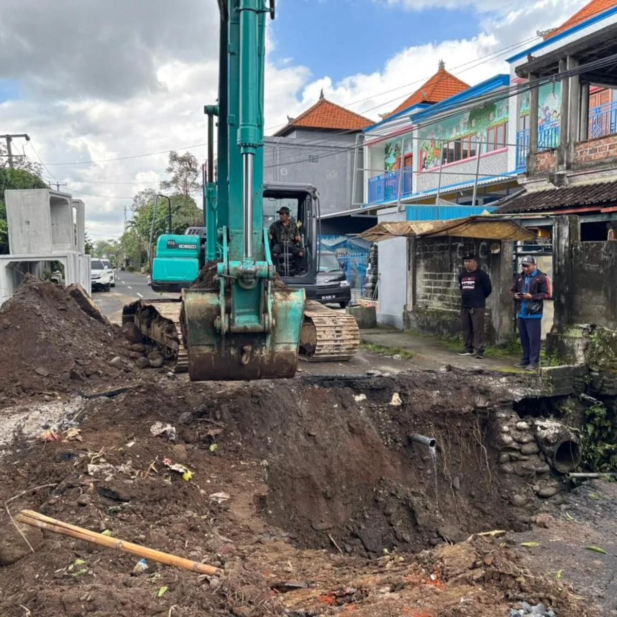 Jalan Jebol di Desa Tista Kerambitan Mulai Diperbaiki