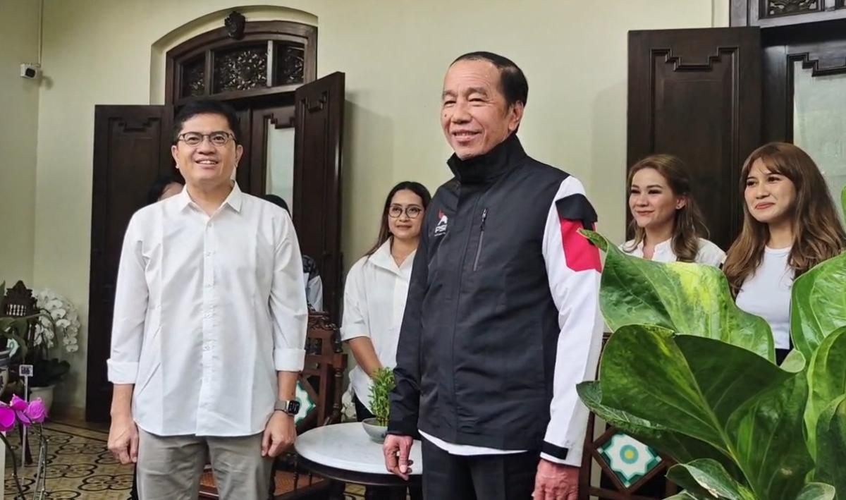 Kader PSI Beri Jokowi Jaket Berlogo Gajah, Simbol PSI yang Baru
