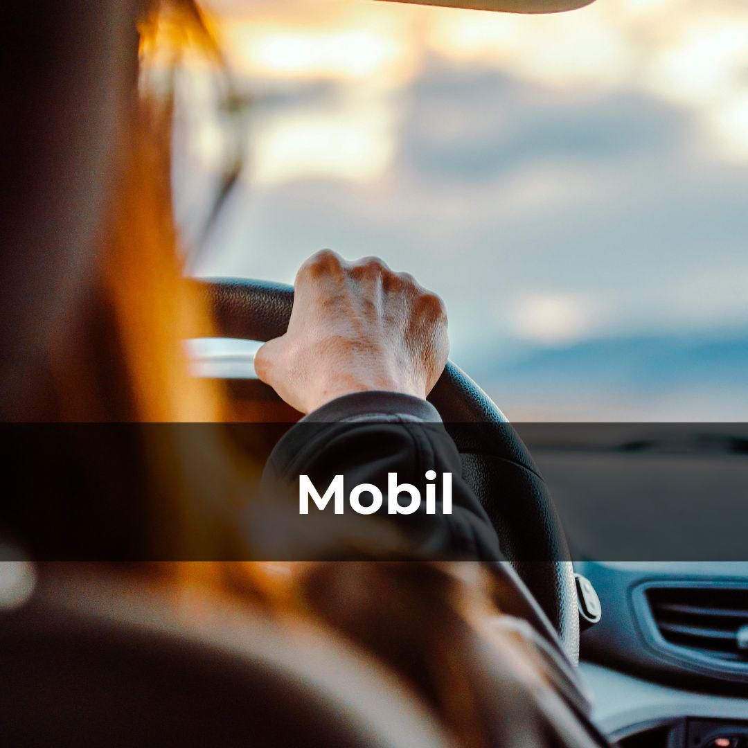Potret mengendarai mobil