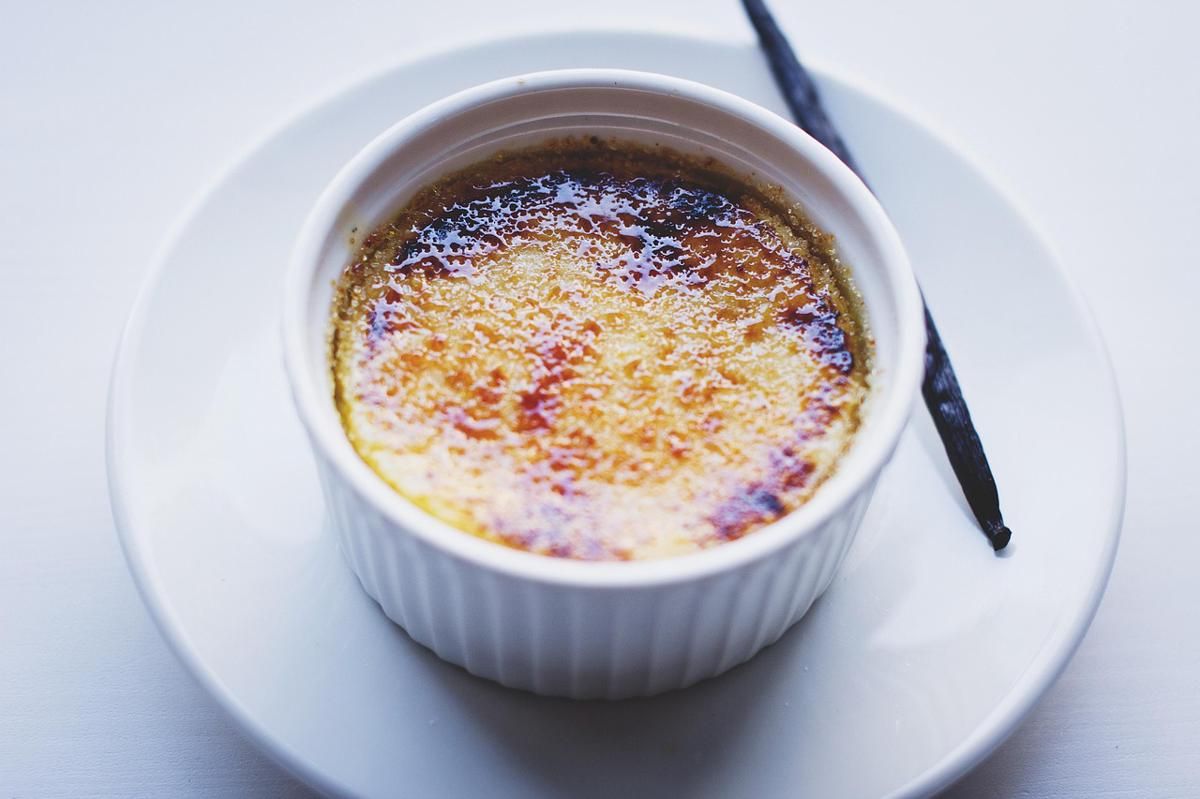 5 Perbedaan Creme Brulee dan Puding Karamel, Mana Lebih Manis?