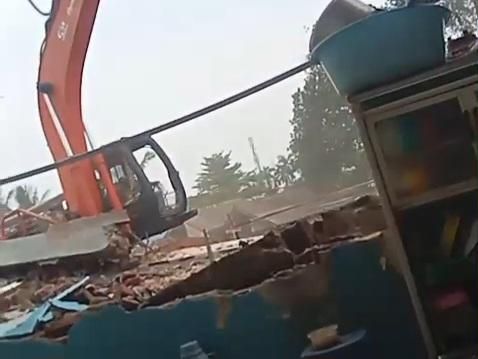 Viral, Alat Berat Bongkar Tembok Rumah Warga Saat Ada Penghuninya
