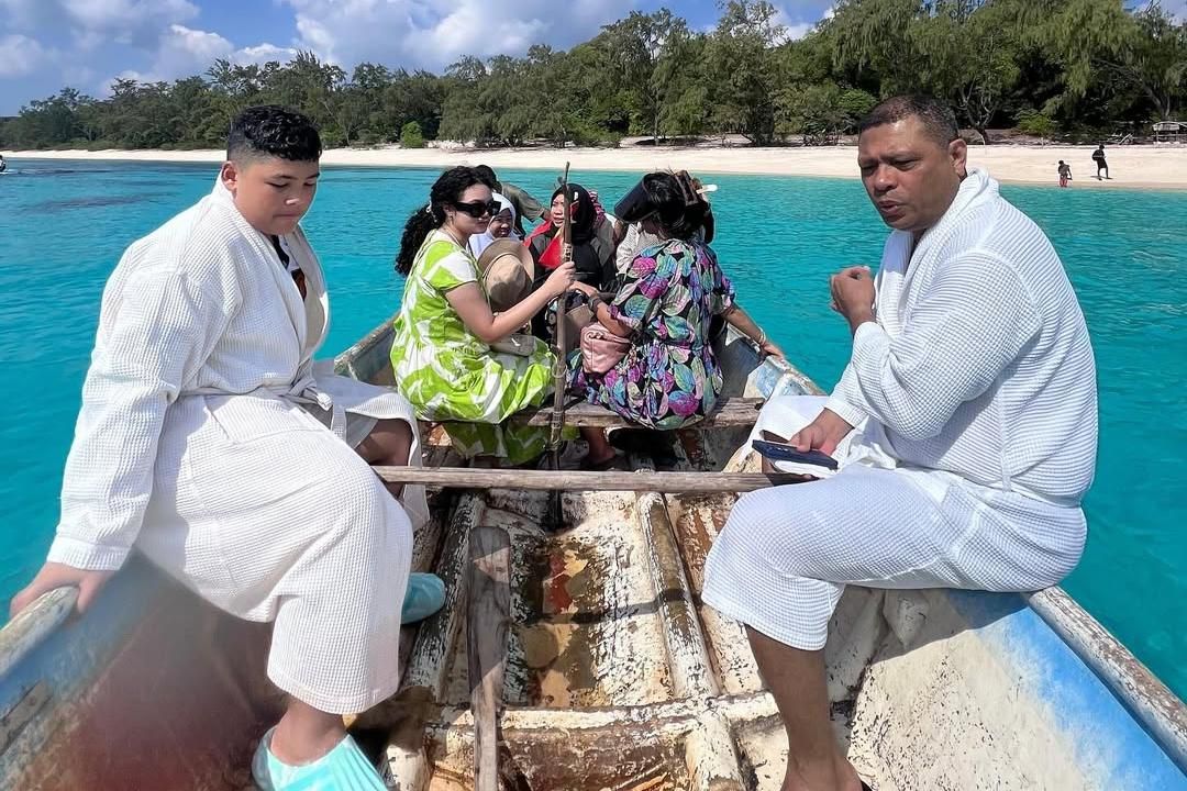 8 Momen Kris Dayanti dan Keluarga Liburan di Jaco Island, Main di Laut