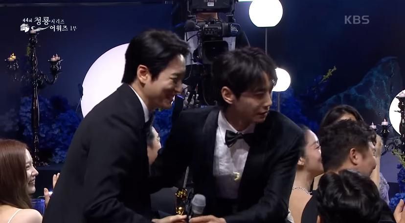 Salah Dengar, Lee Jun Young Gak Sengaja Ambil Penghargaan Lee Jun Hyuk