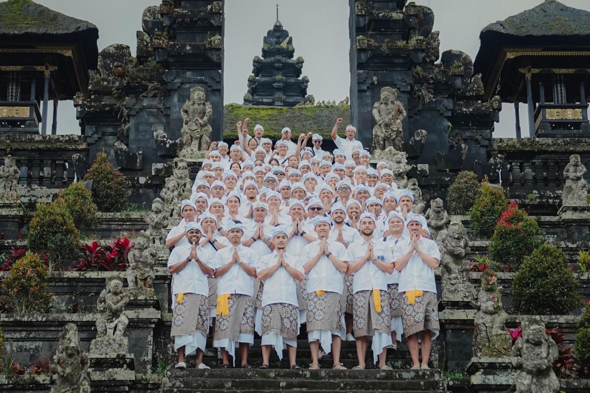 Kala Pemain Asing dan Pelatih Bali United Saat Pakai Pakaian Adat Bali