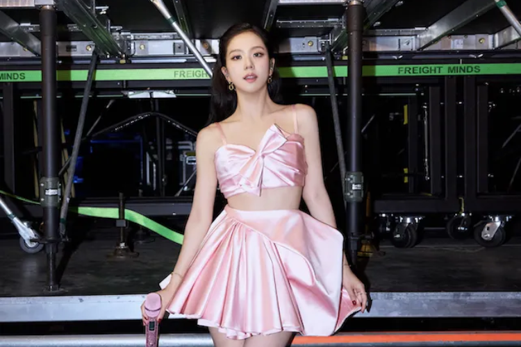 Jisoo Pakai Outfit Dior Karya Debut Jonathan Anderson saat Manggung