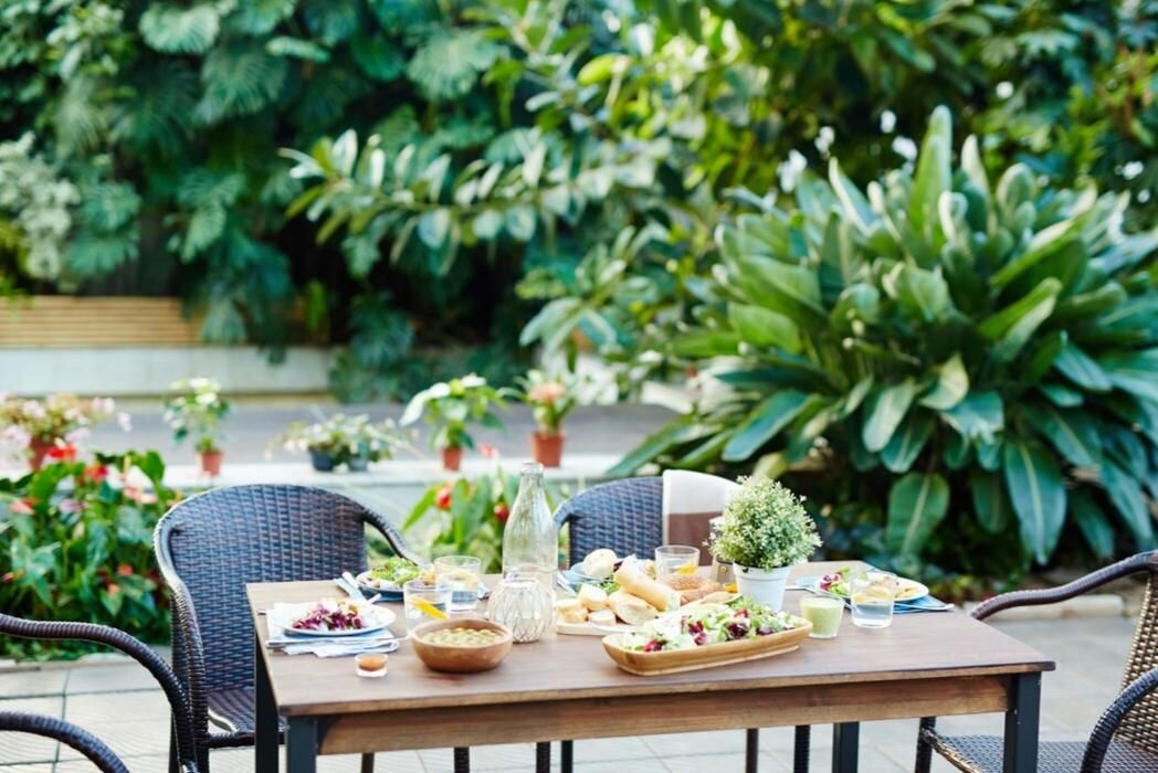 5 Ide Dekorasi Ruang Makan Outdoor untuk Rumah Tropis