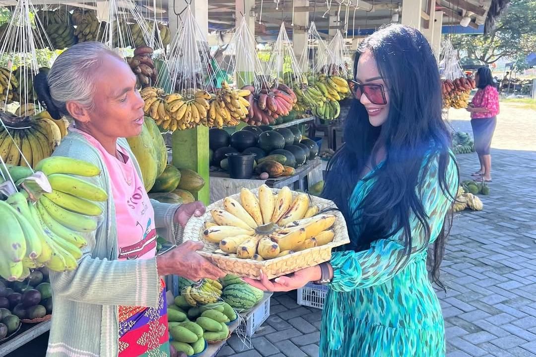 9 Momen Kris Dayanti Borong Pisang di Timor Leste, Beri Makan Monyet