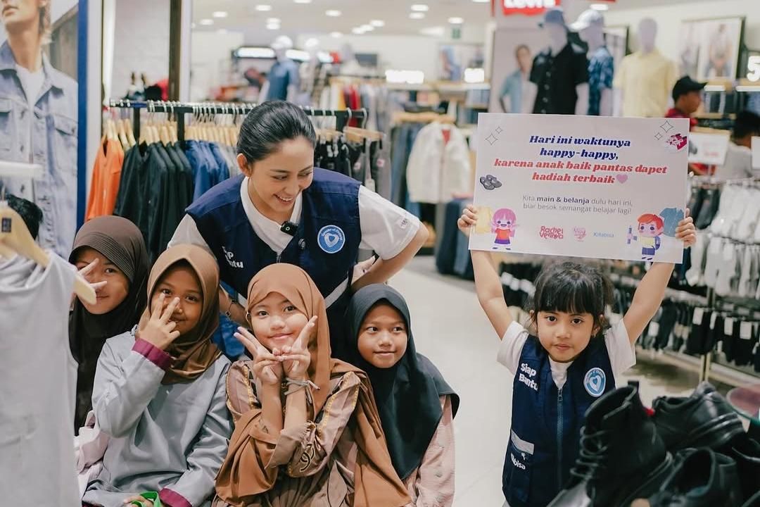 11 Potret Chava Jadi Relawan, Ikut Temani Belanja ke Mall 