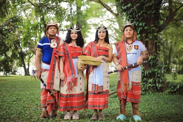 7 Potret Kris Dayanti Pakai Baju Adat Timor Leste, Belajar Menari