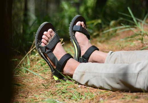 4 Merek Sandal Untuk Kegiatan Outdoor yang Terkenal dan Berkualitas