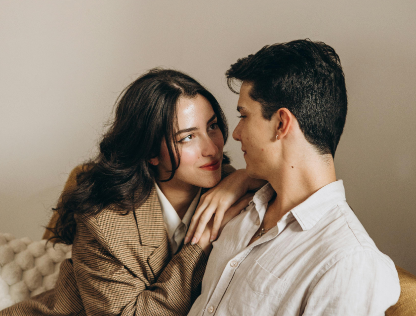 5 Zodiak Cowok yang Paling Romantis Diam-Diam, Gak Banyak Omong!