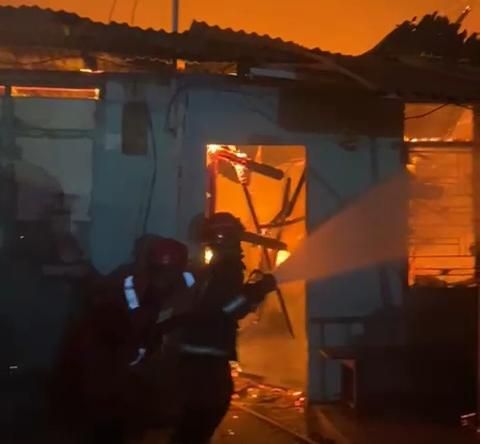 [BREAKING] Puluhan Rumah Ludes Terbakar di Area Padat Penduduk Kesawan