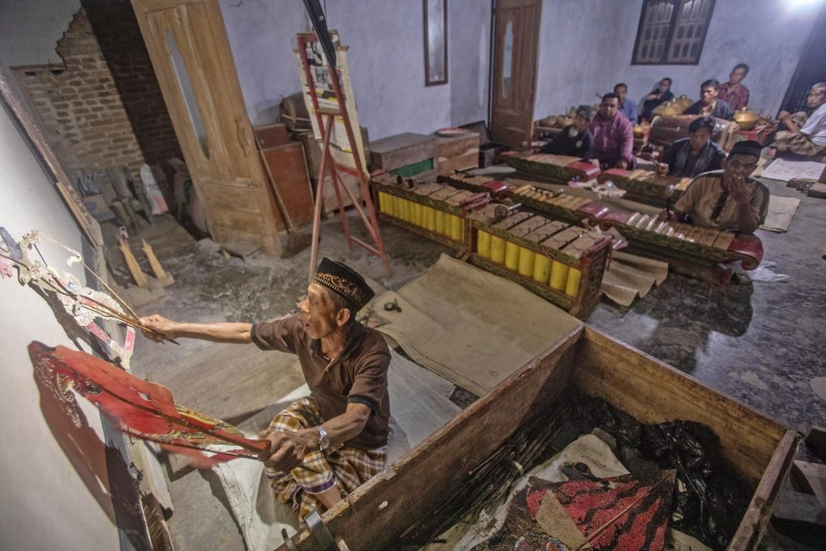 Menantang Zaman dengan Wayang Kulit yang Sudah Usang