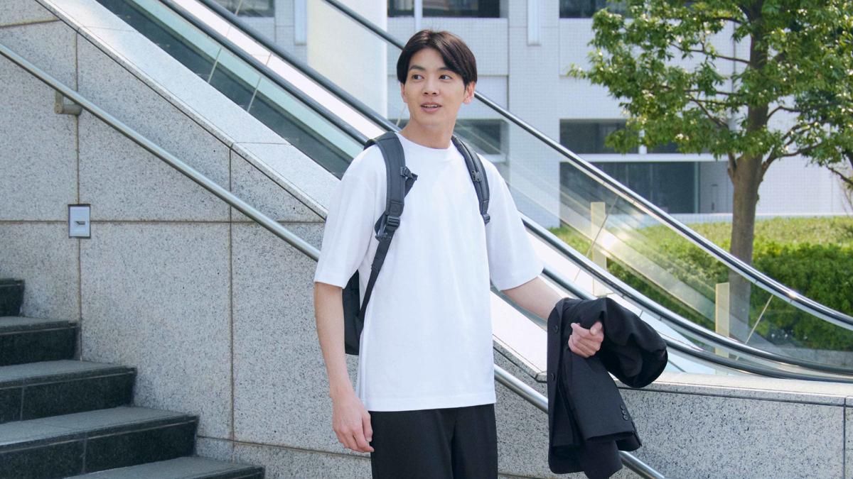 6 Rekomendasi T-Shirt Uniqlo Terbaik Pria, Kasual hingga Sporty!