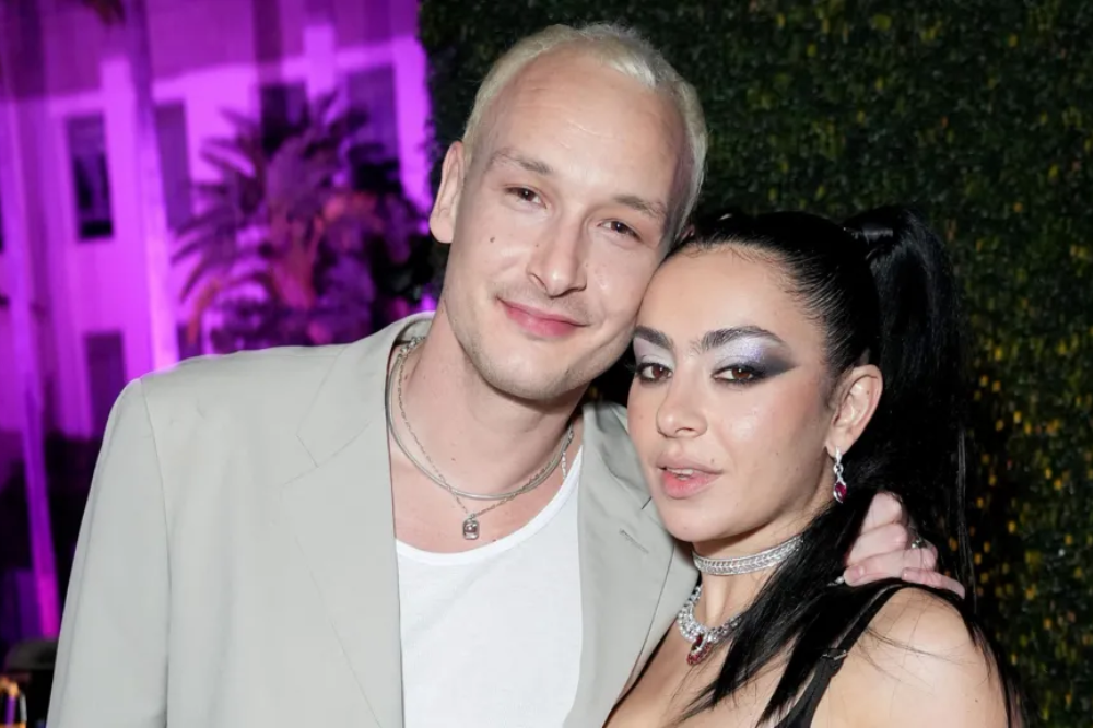 7 Fakta Kisah Cinta Charli XCX dan George Daniel The 1975