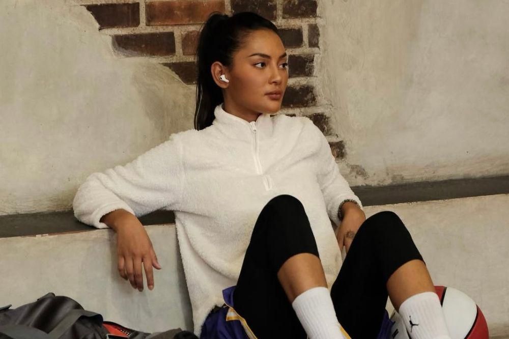 5  Gaya Sporty ala Erika Carlina, Simpel dan Stylish