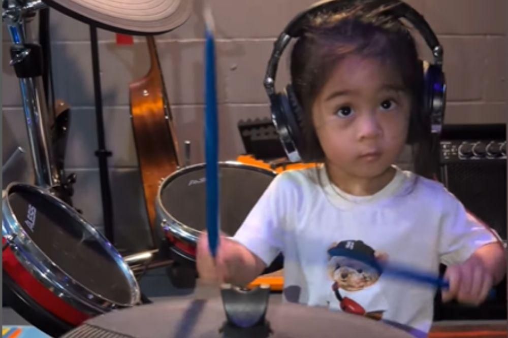 Anak 2 Tahun Ini Viral karena Jago Main Drum, Bikin Takjub Netizen!