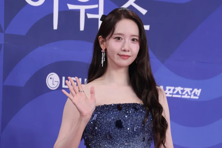 Deretan Gaya Seleb Korea di Karpet Merah Blue Dragon Awards 2025