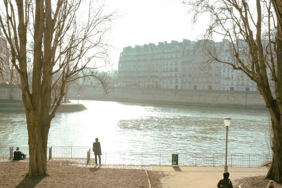 Seine River, Paris: Lokasi, Rute, Jam Buka, dan Tips Wisatanya