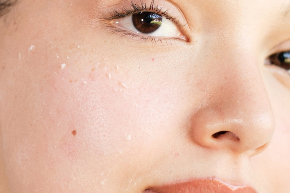 8 Alasan Makeup Mama Menggumpal. Ini Cara Mengatasinya!