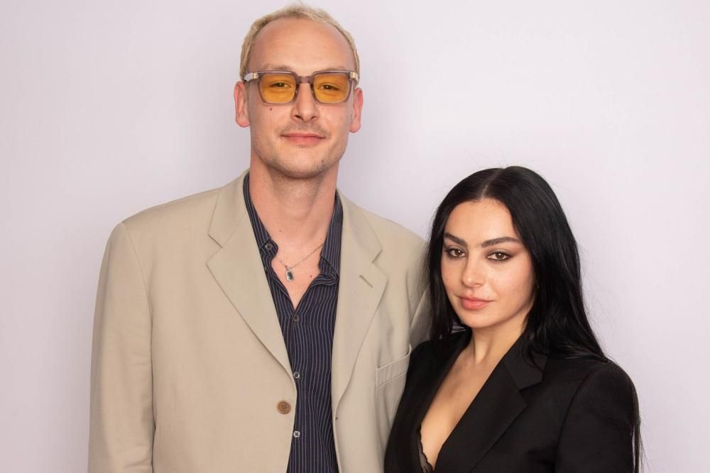 Kisah Cinta Charli XCX & George Daniel, dari Rekan Kerja hingga Nikah