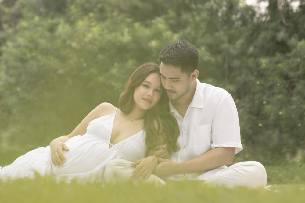 8 Foto Maternity Anggika Bolsterli, Romantis Bareng Suami