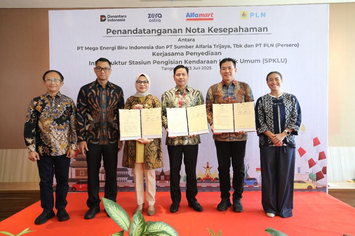 PLN Gandeng Alfamart dan MEBI Perluas SPKLU di Minimarket
