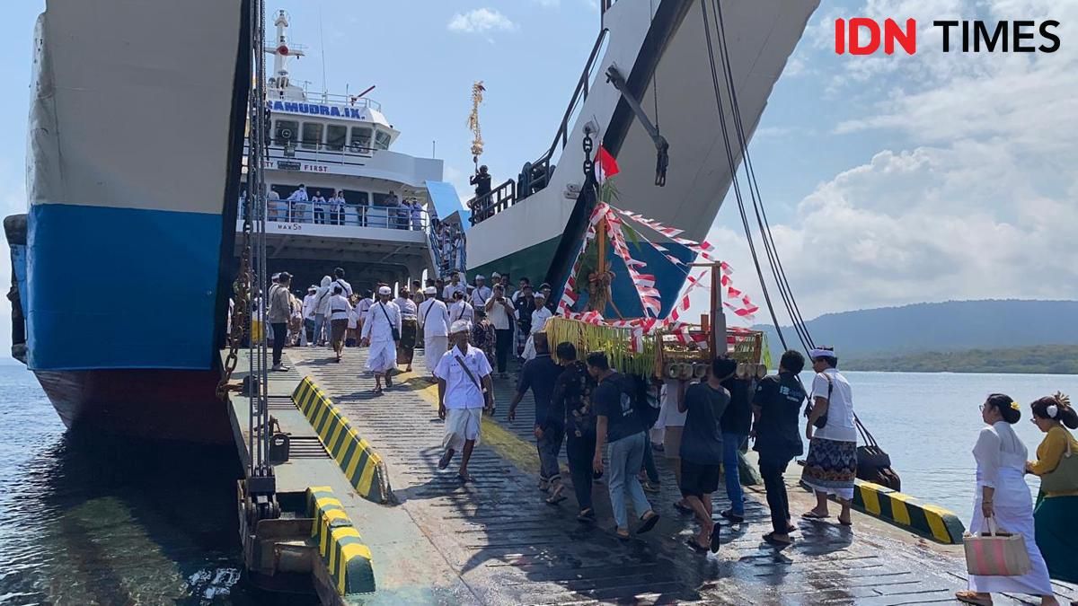 Ritual Mulang Pakelem dan Petik Laut di Selat Bali