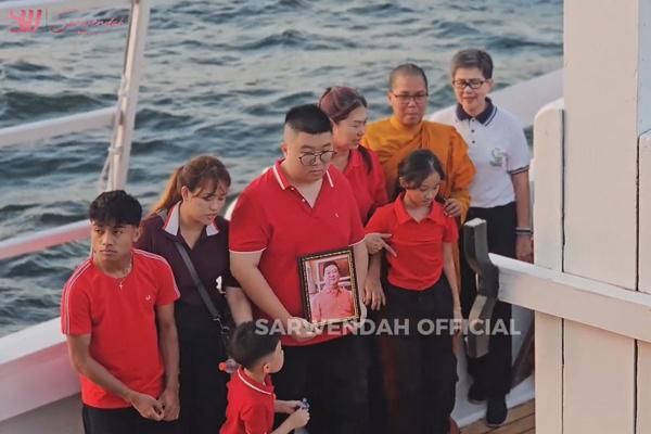 7 Momen Abu Ayah Sarwendah Dilarung ke Laut