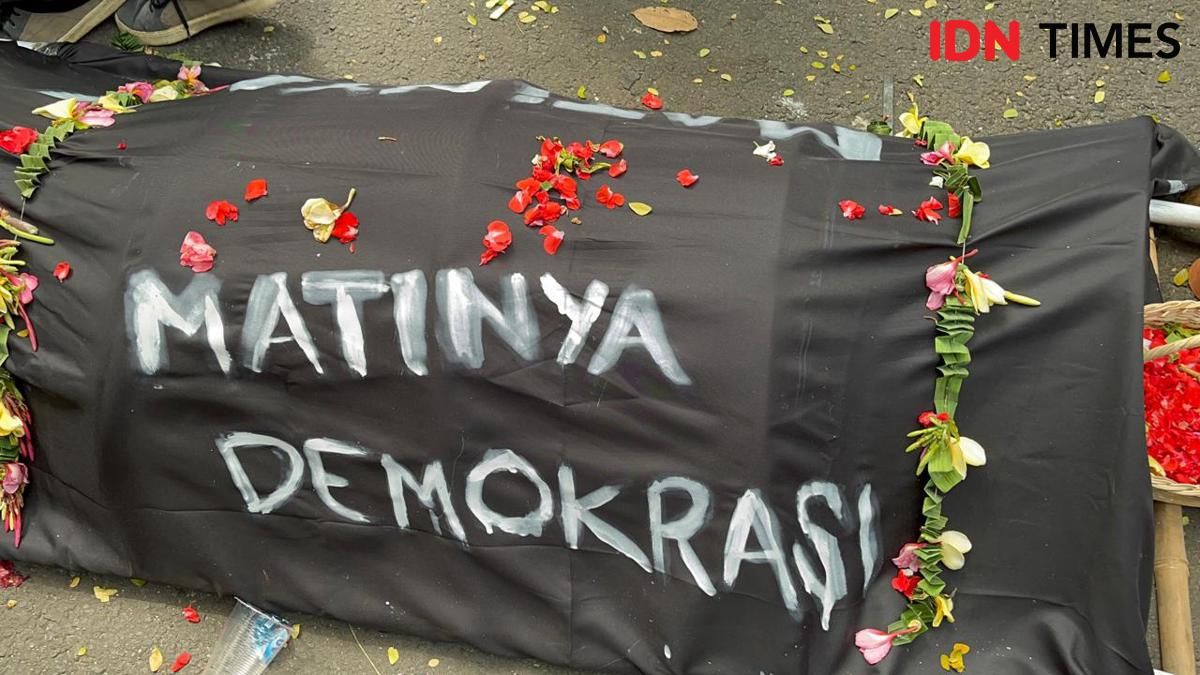 Jelang Sidang Hasto, Ada Keranda Mayat 'Matinya Demokrasi' di Jalanan