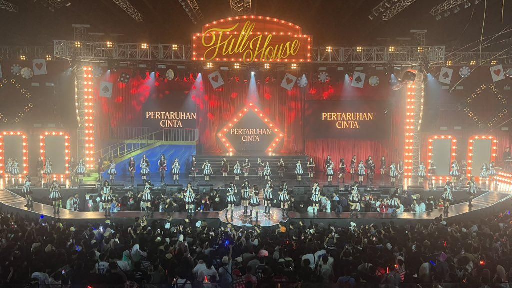 Potret Konser JKT48 Full House Penuh Kejutan, Gracia Umumkan Kelulusan