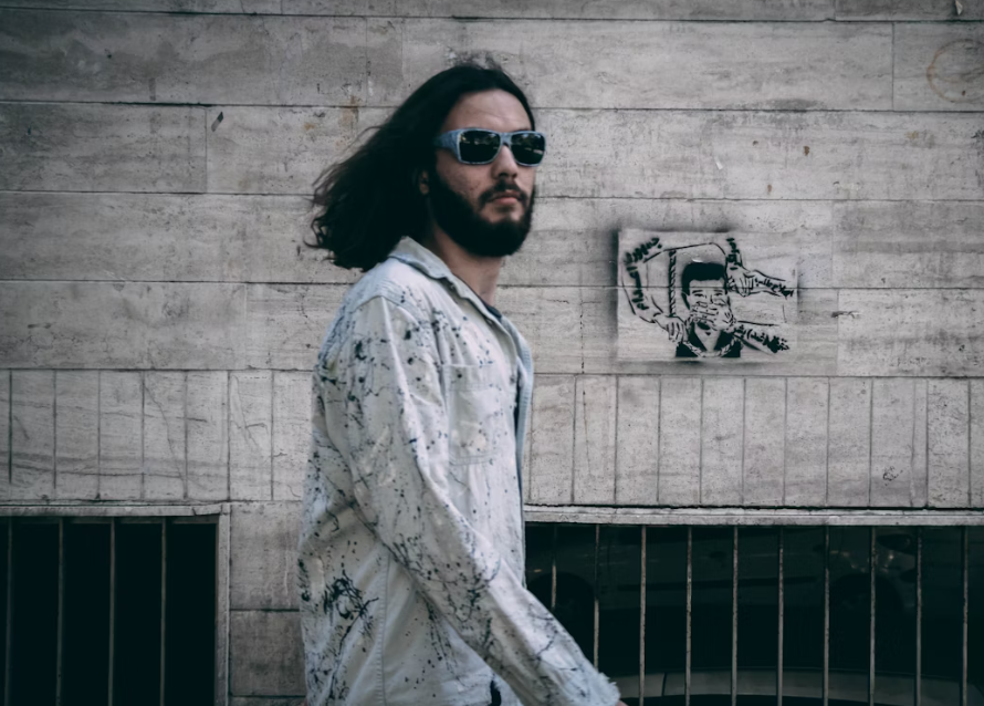 Gaya Pria dengan Rambut Gondrong, Maskulin atau Rebel?