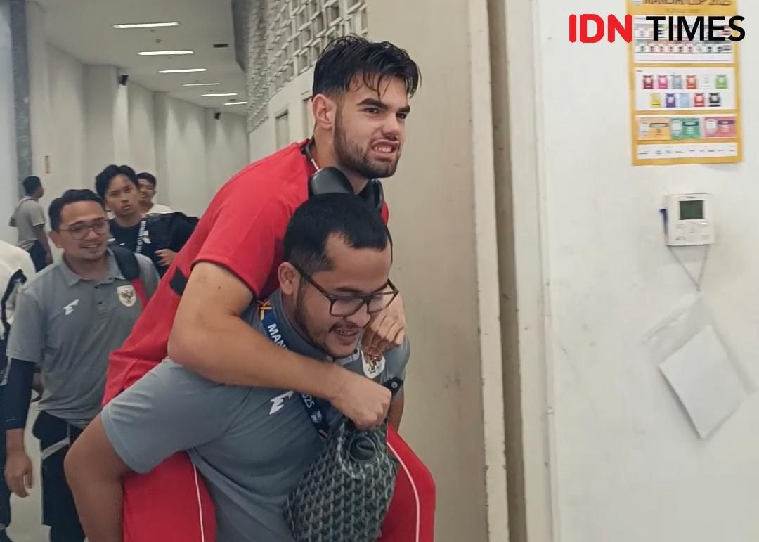 Cedera, Jens Raven Digendong Staf Timnas U-23 saat Tinggalkan SUGBK
