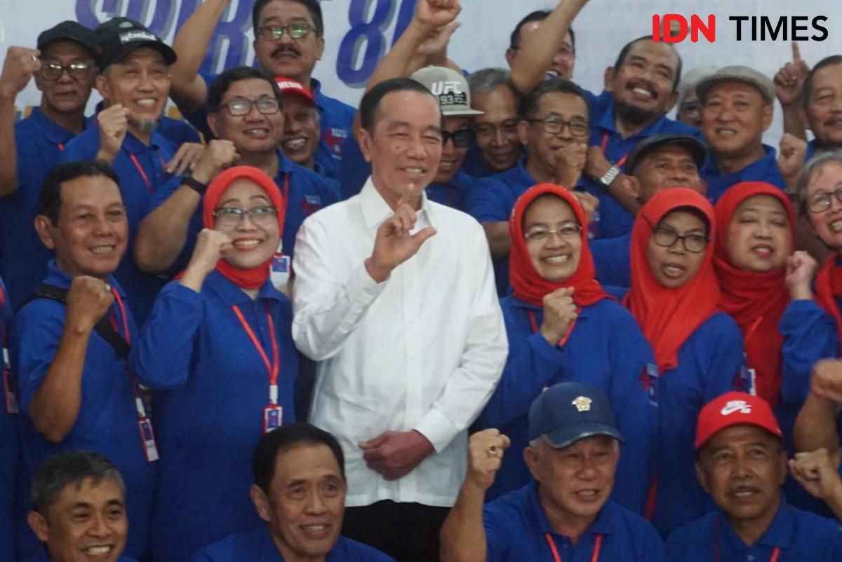 Kala Kemeja Putih Jokowi Tampil Beda di Acara Reuni Kehutanan UGM