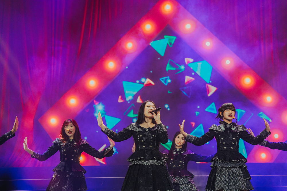 Isyana Sarasvati dan Bernadya Dance di Konser JKT48 Full House