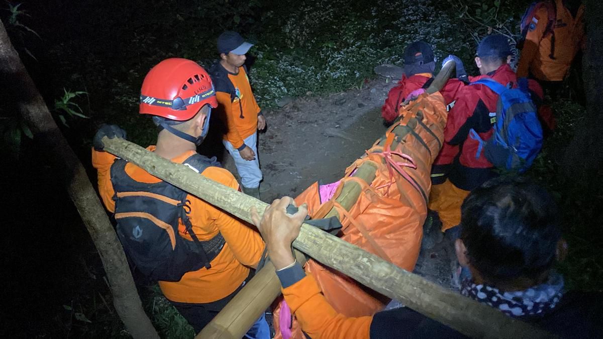 Basarnas Berjibaku Evakuasi Jenazah Pendaki di Pos 5 Gunung Slamet
