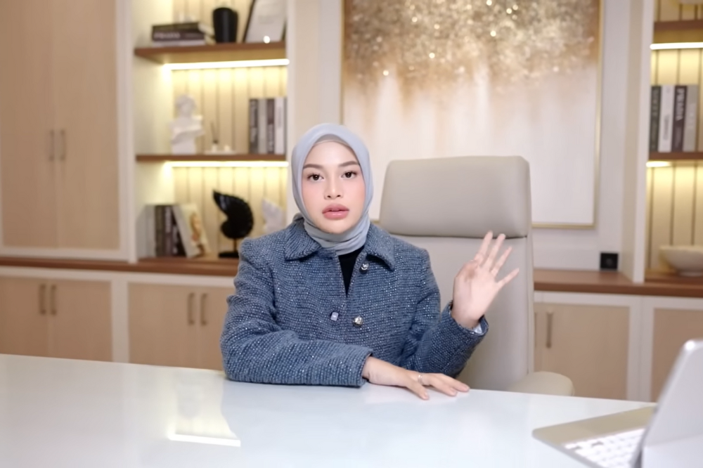 6 Foto Ruang Kerja Aurel Hermansyah, Chandelier Curi Perhatian