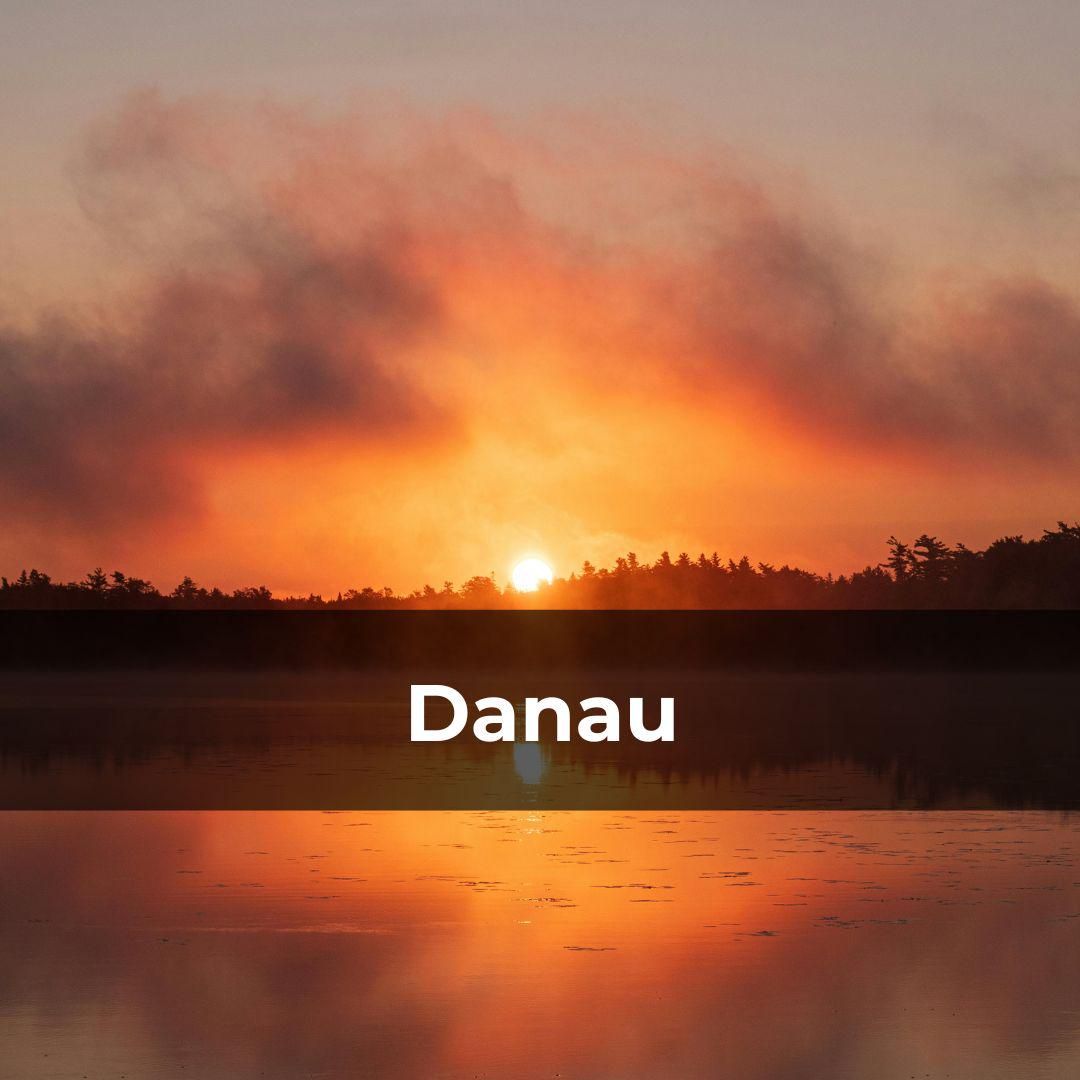 Potret sunrise di danau