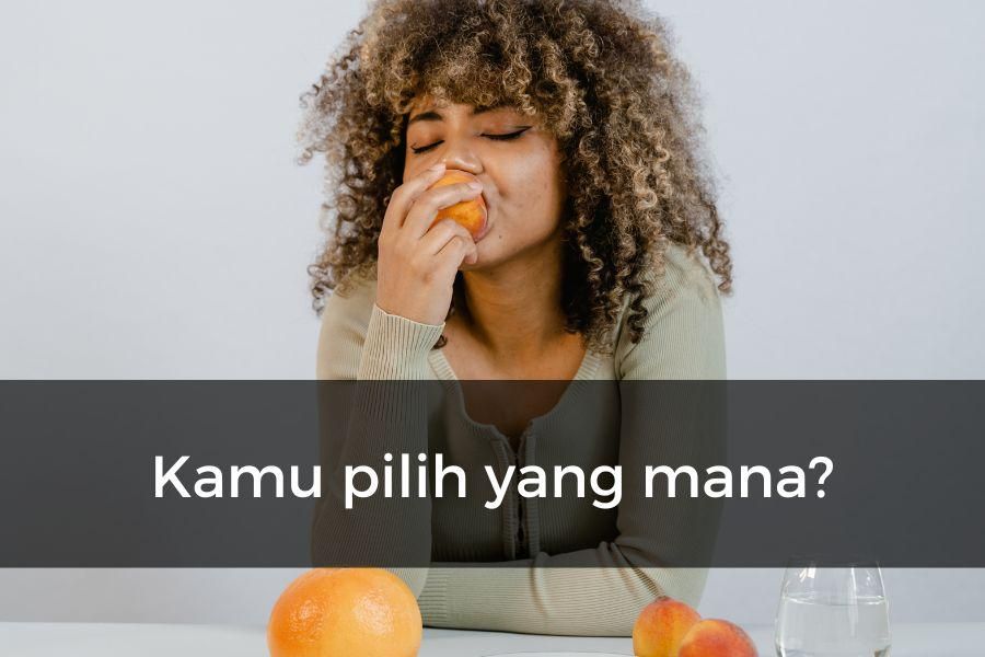 Potret orang makan buah