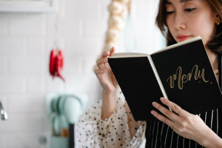 Potret membaca buku menu