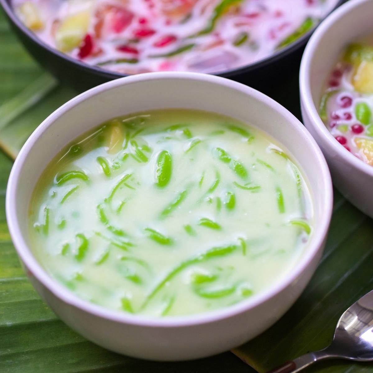medium-vecteezy_thai-dessert-thai-rice-flour-pandan-leaf-with-coconut-milk_15942797_medium.jpg