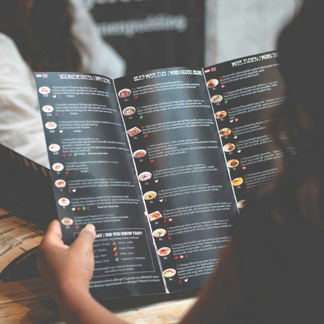 Potret melihat buku menu