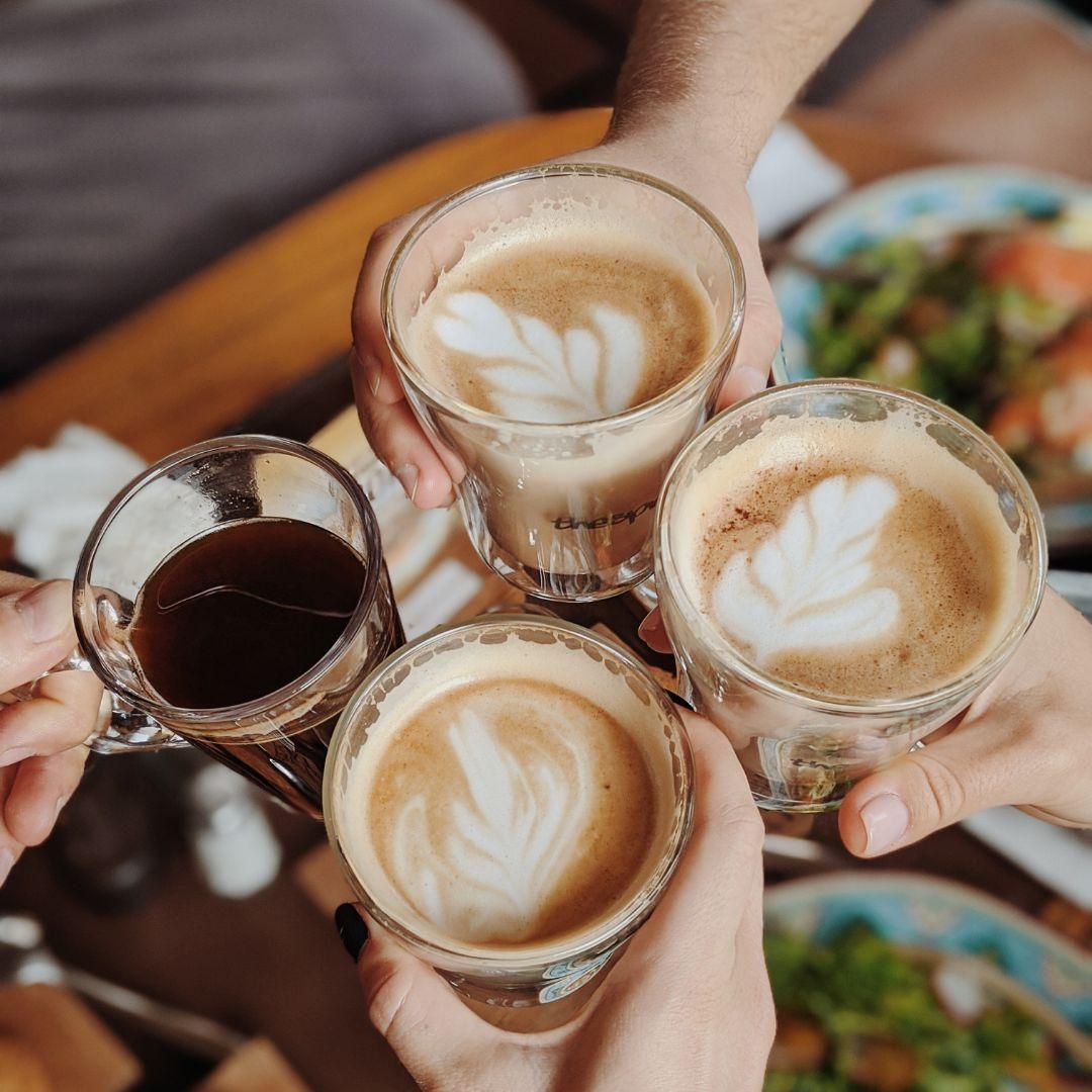 Potret minum kopi 